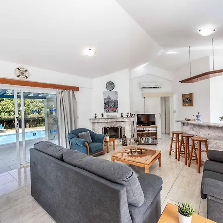 וילה Chara Mari לאצ'י