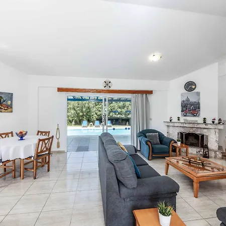 Chara Mari לאצ'י